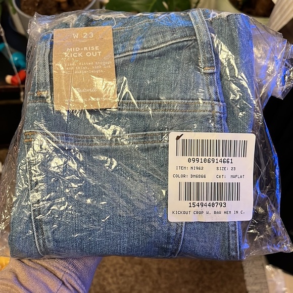 Madewell Kick Out Crop Jeans in Cherryville Wash - Picture 16 of 16